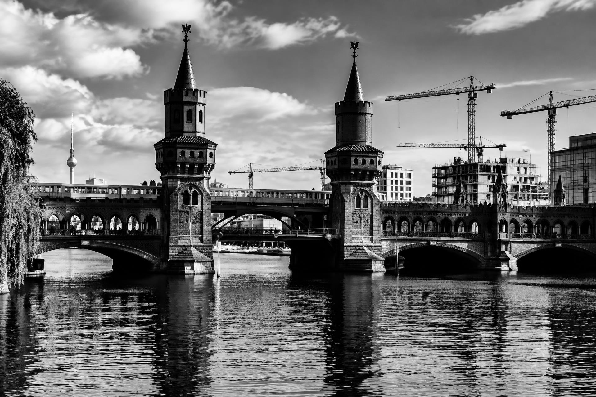 Oberbaumbrücke in Berlin mit Baukränen im Hintergrund
