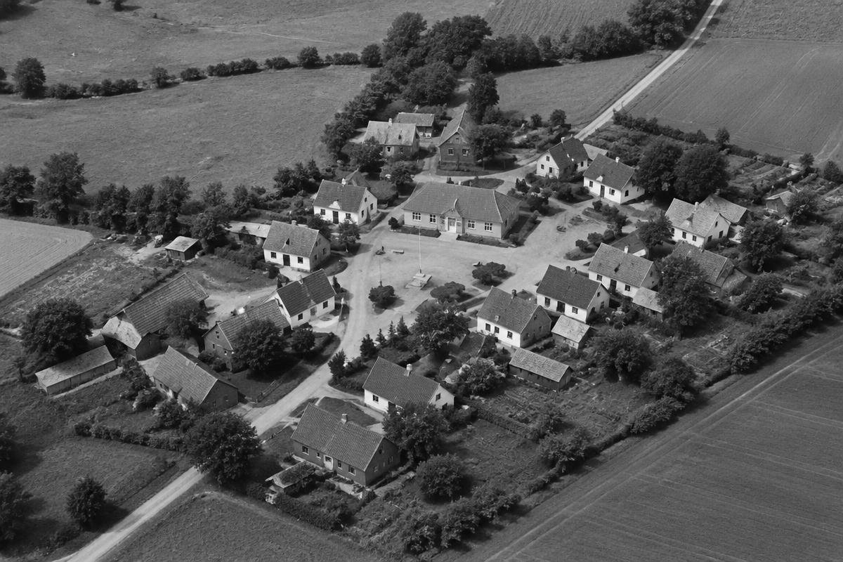 Luftbild eines kleinen Dorfes mit Hausclustern