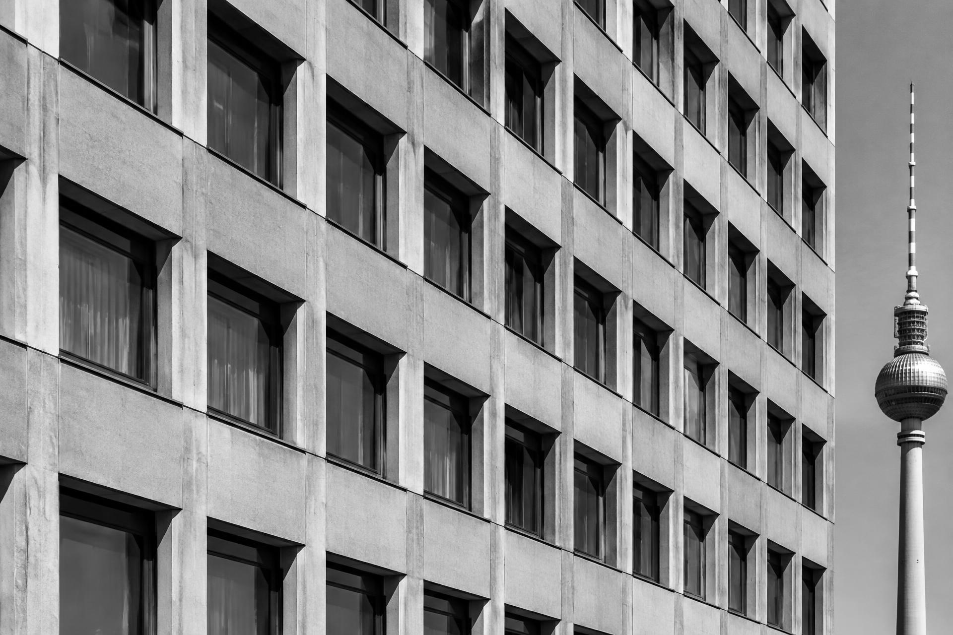Rasterfassade eines Berliner Bürogebäudes mit Fernsehturm